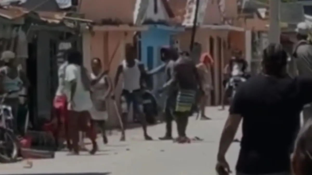 Tensión en comunidad El Cangrejo, haitianos protagonizan trifulca con machetes