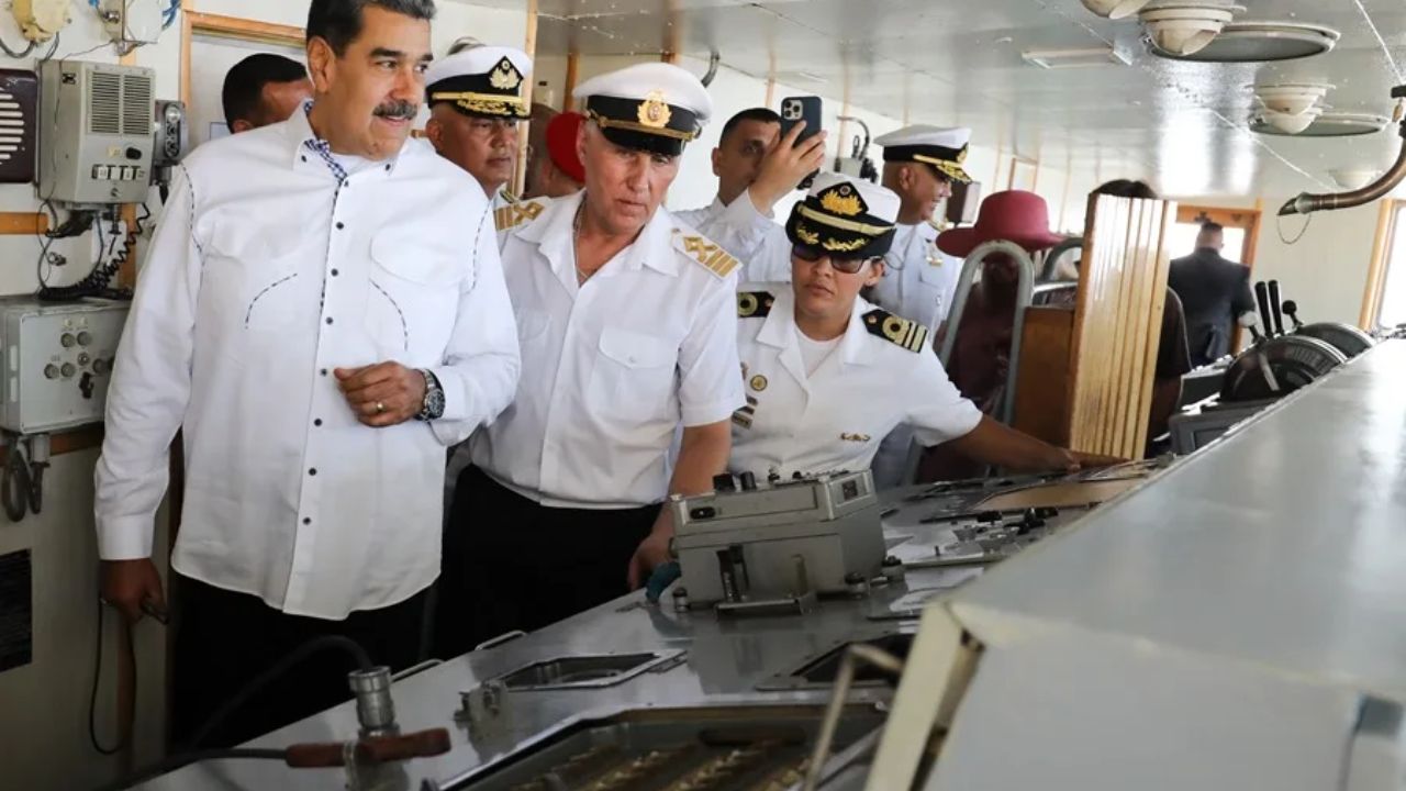 Personas en uniforme blanco en un barco