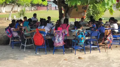 Escuela en Najayo imparte docencia debajo de un árbol por daños en su infraestructura