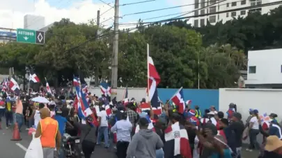 Decenas de personas de la Antigua Orden Dominicana marchan hacia Palacio Nacional exigiendo expulsión de haitianos ilegales