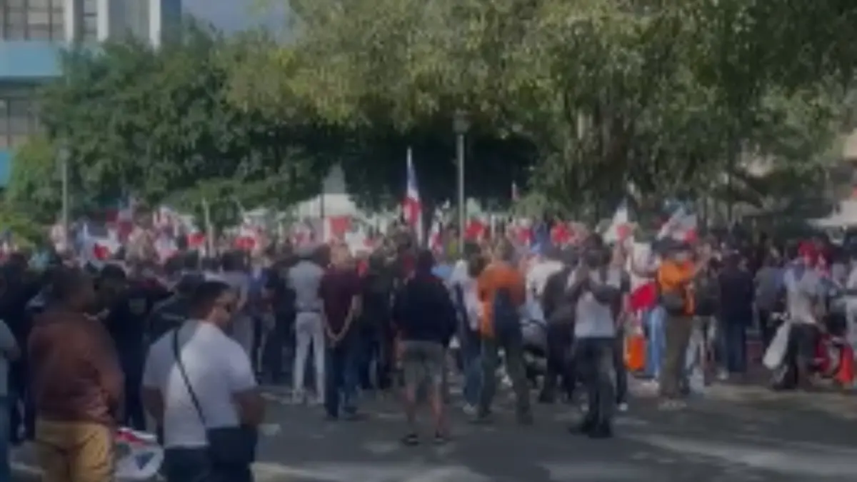 Decenas marchan en defensa de la soberanía