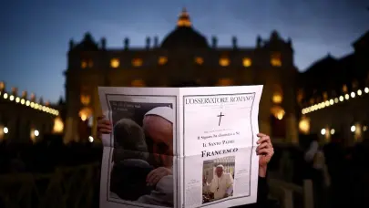 El Señor ha llamado consigo al Santo Padre Francisco, portada de LOsservatore romano