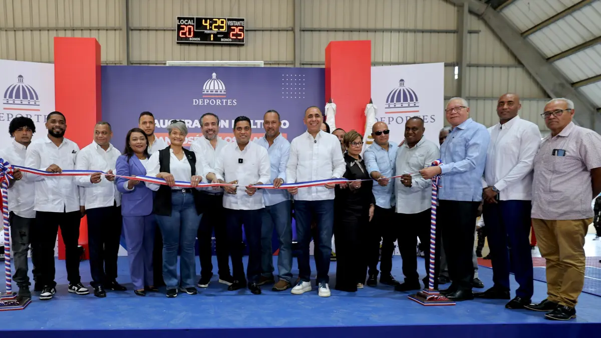 Kelvin Cruz entrega remozado multiuso de San José de los Llanos en SPM