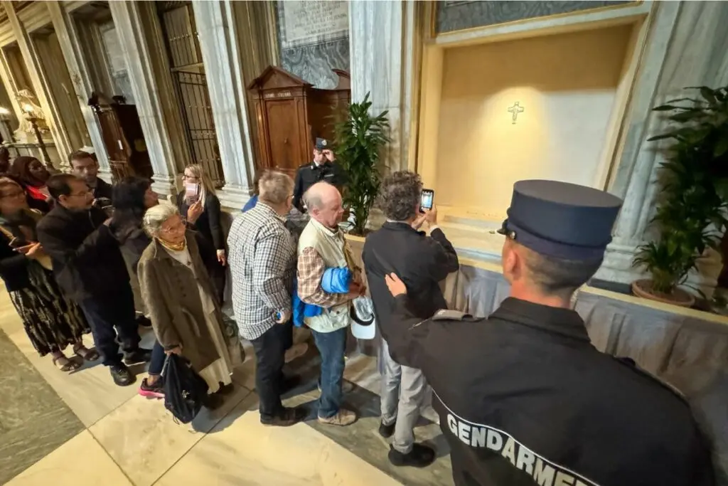 Más de 70.000 personas han visitado la tumba de Francisco desde que abrió el domingo