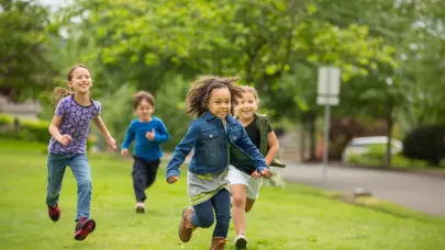 La influencia positiva en las habilidades motoras del juego al aire libre y los deportes en los niños