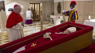 Capilla ardiente del papa concluye para proceder a la ceremonia del cierre del féretro