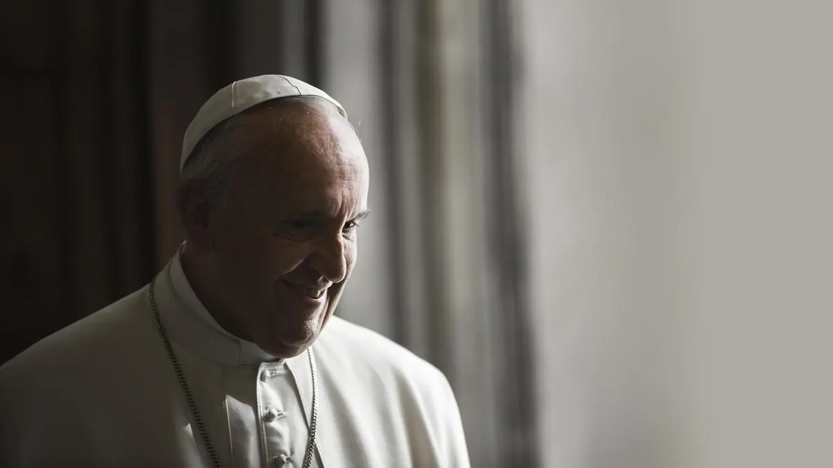 El papa visita la basílica de San Pedro en camiseta y con un poncho