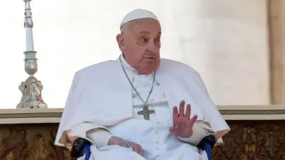 El papa visita la bas&iacute;lica de San Pedro en camiseta y con un poncho