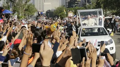 El jeep del abuelo Kiko: el papamóvil utilizado por Francisco en Filipinas sale de gira