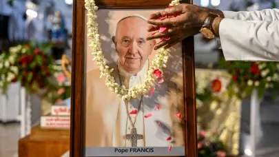 Homenaje íntimo en el velatorio del papa Francisco: devoción y respeto