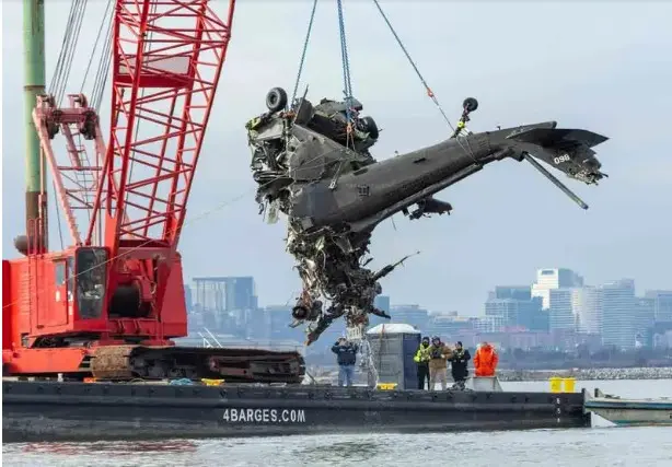 Revelan errores humanos causaron accidente entre un Black Hawk y un avión comercial