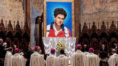 El Vaticano suspende la canonizaci&oacute;n de Carlo Acutis por el fallecimiento del papa