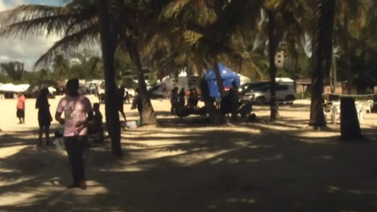 Reducida asistencia de bañistas a la playa de Boca Chica