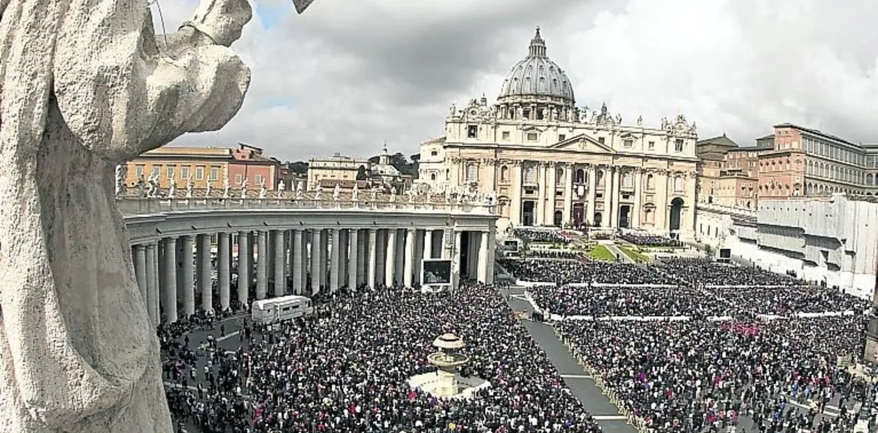 La Plaza de San Pedro se viste de tristeza tras la muerte del primer papa latinoamericano