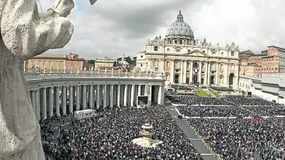 La Plaza de San Pedro se viste de tristeza tras la muerte del primer papa latinoamericano