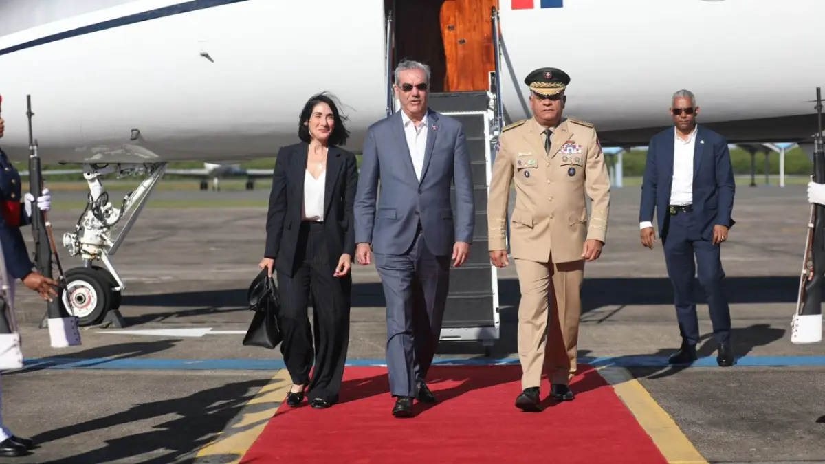 Presidente Abinader retorna al país tras participar en actos funerales del papa Francisco
