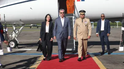 Presidente Abinader retorna al pa&iacute;s tras participar en actos funerales del papa Francisco