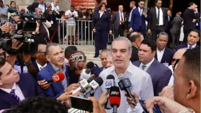 Abinader felicita a los periodistas y reafirma su compromiso con la libertad de prensa