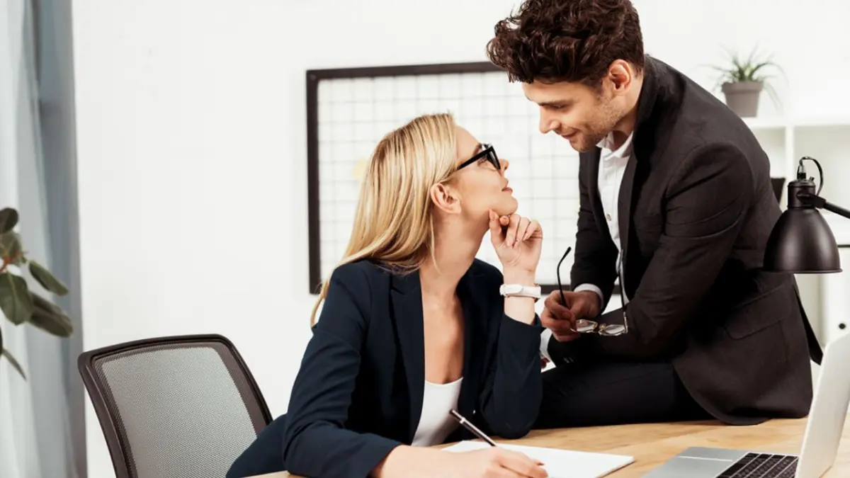 Experto asegura que “el 85% de las infidelidades comienzan en el trabajo”