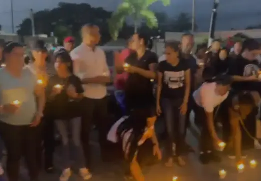 Con encendido de velas muestran solidaridad a víctimas de tragedia en Jet Set