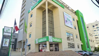 Director de SeNaSa, Dr. Santiago Hazim, visita afiliados lesionados tras la Tragedia en la Discoteca Jet Set para brindar apoyo