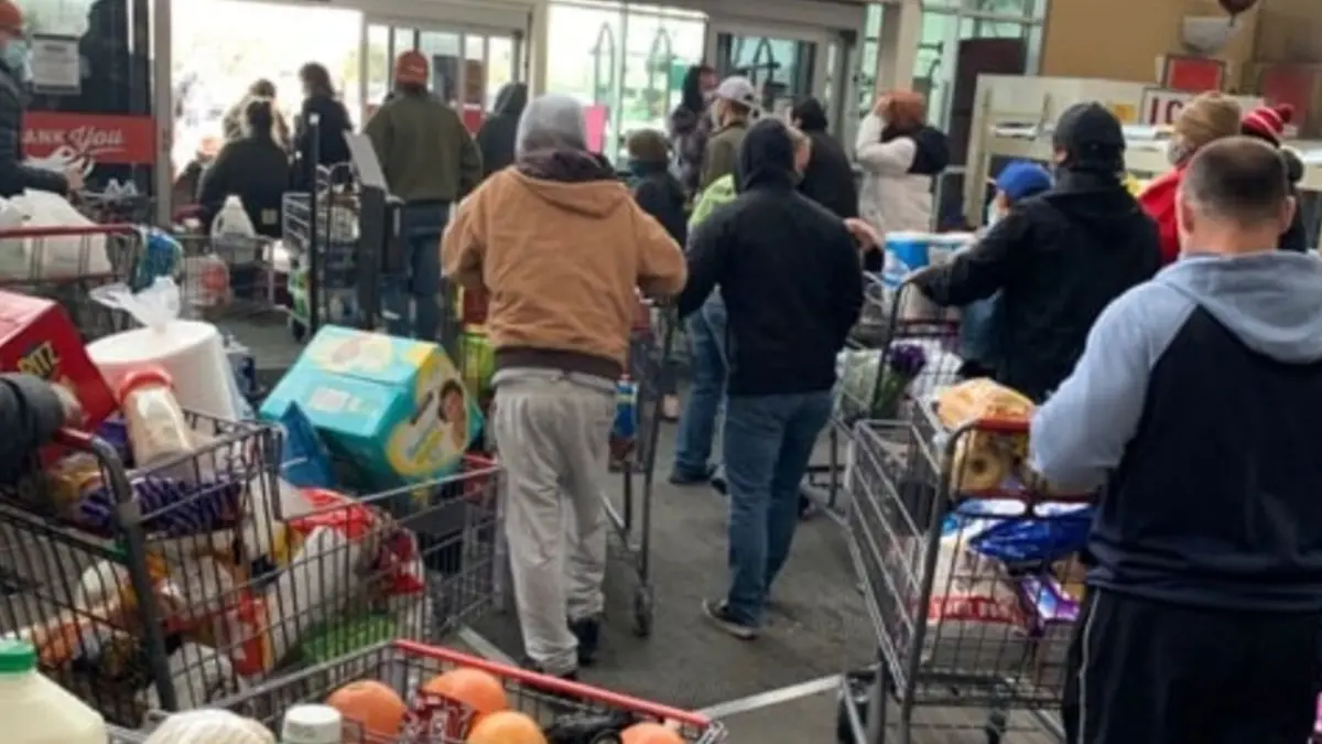 El apagón eléctrico devuelve a los españoles a las aglomeraciones en los supermercados