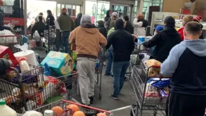 El apagón eléctrico devuelve a los españoles a las aglomeraciones en los supermercados