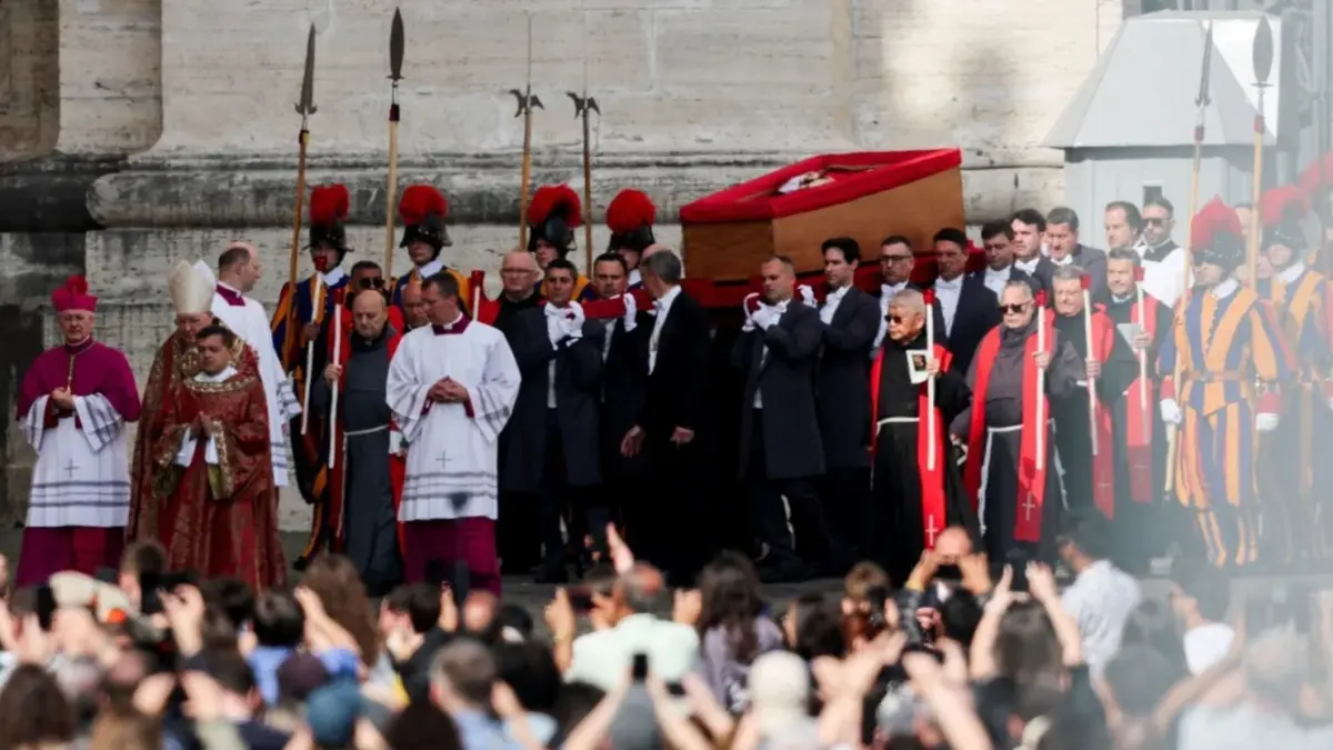 El féretro del papa Francisco llega a la basílica de San Pedro