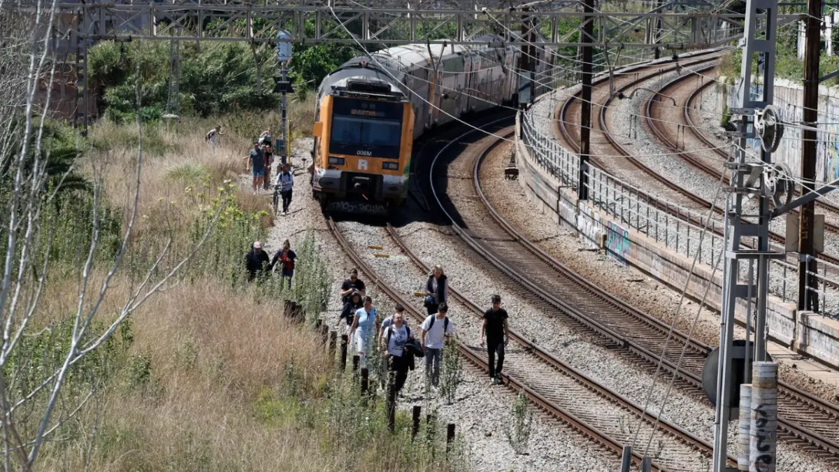 Más de 30.000 personas están siendo evacuadas de trenes varados por el apagón en España