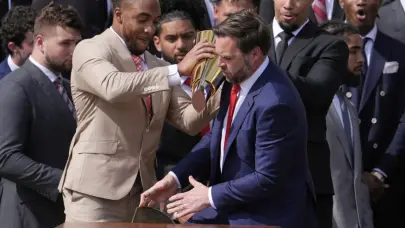 JD Vance rompe trofeo del Campeonato Nacional durante la visita de Ohio State a la Casa Blanca