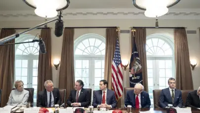 Trump celebra con su gabinete sus primeros 100 días y culpa a Biden del caos económico