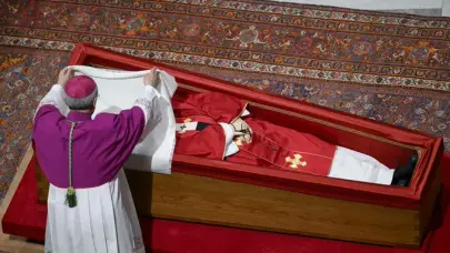 Francisco será sepultado con sus zapatos usados y en un féretro que lleva su escudo