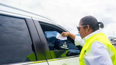 Interior y Policía entrega botiquines y orienta por una en Semana Santa segura