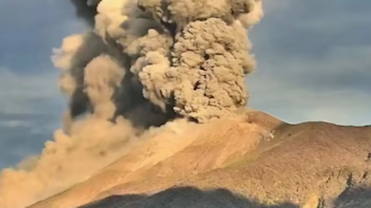 El volcán Bulusan despierta con fuerza en el este de Filipinas