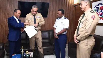 Milton Morrison entrega a director de Migración listado de paradas de motoconcho donde operan extranjeros de manera irregular