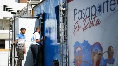 Cientos de personas asisten al primer día del operativo móvil Pasaporte en Ruta en San Juan