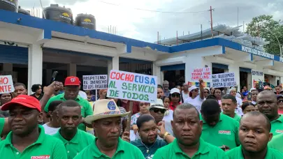 Denuncian invasión de ruta La Cuchilla-Santo Domingo por parte de regidor de FP y Juan Hubieres