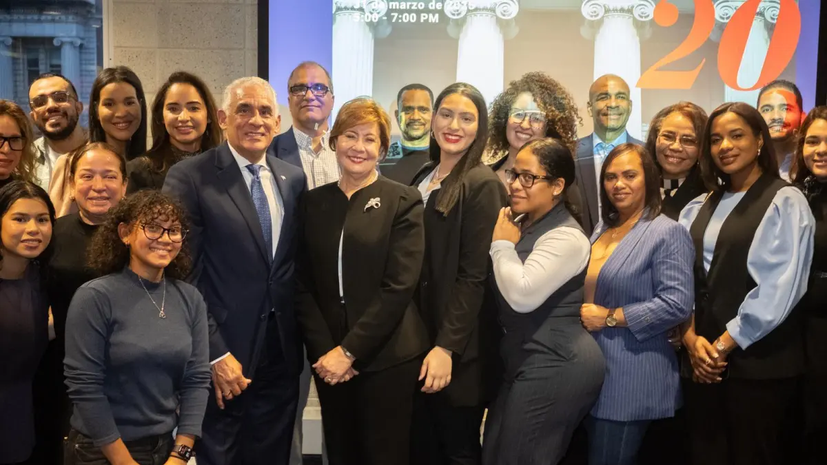Josefina Pimentel dicta conferencia a jóvenes en la Universidad de Columbia