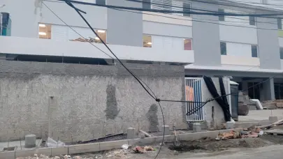 Residentes se quejan por cableado eléctrico en el suelo