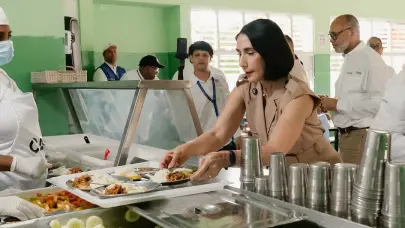Primera dama almuerza con estudiantes; pondera impacto del Programa de Alimentación Escolar
