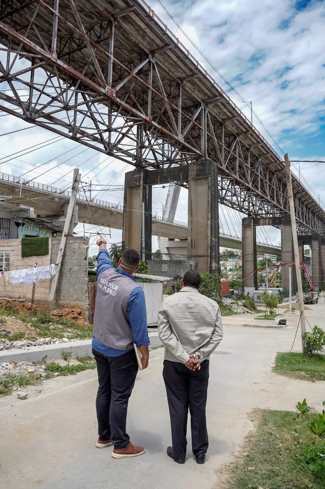 Defensor del Pueblo realiza inspección en el puente de la 17