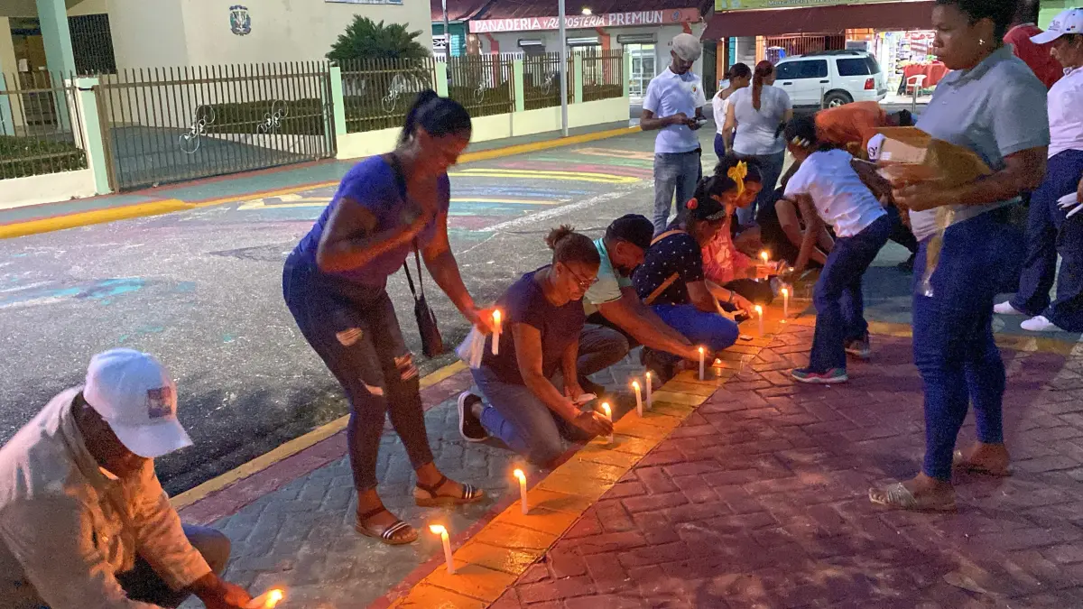 Residentes de Bayaguana encienden velas en memoria de víctimas del Jet Set