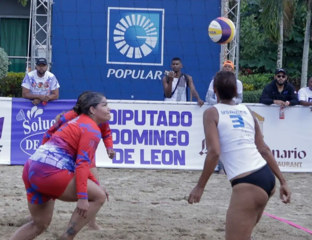 Flor Colón le gana a Prisilla Rivera en apertura voleibol de arena Hato Mayor/Vicentillo 2025