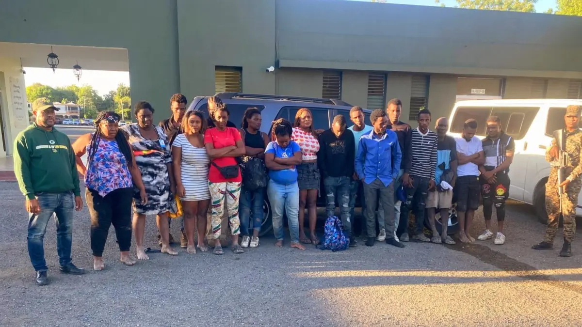 Detienen 17 inmigrantes indocumentados en una jeepeta en Azua