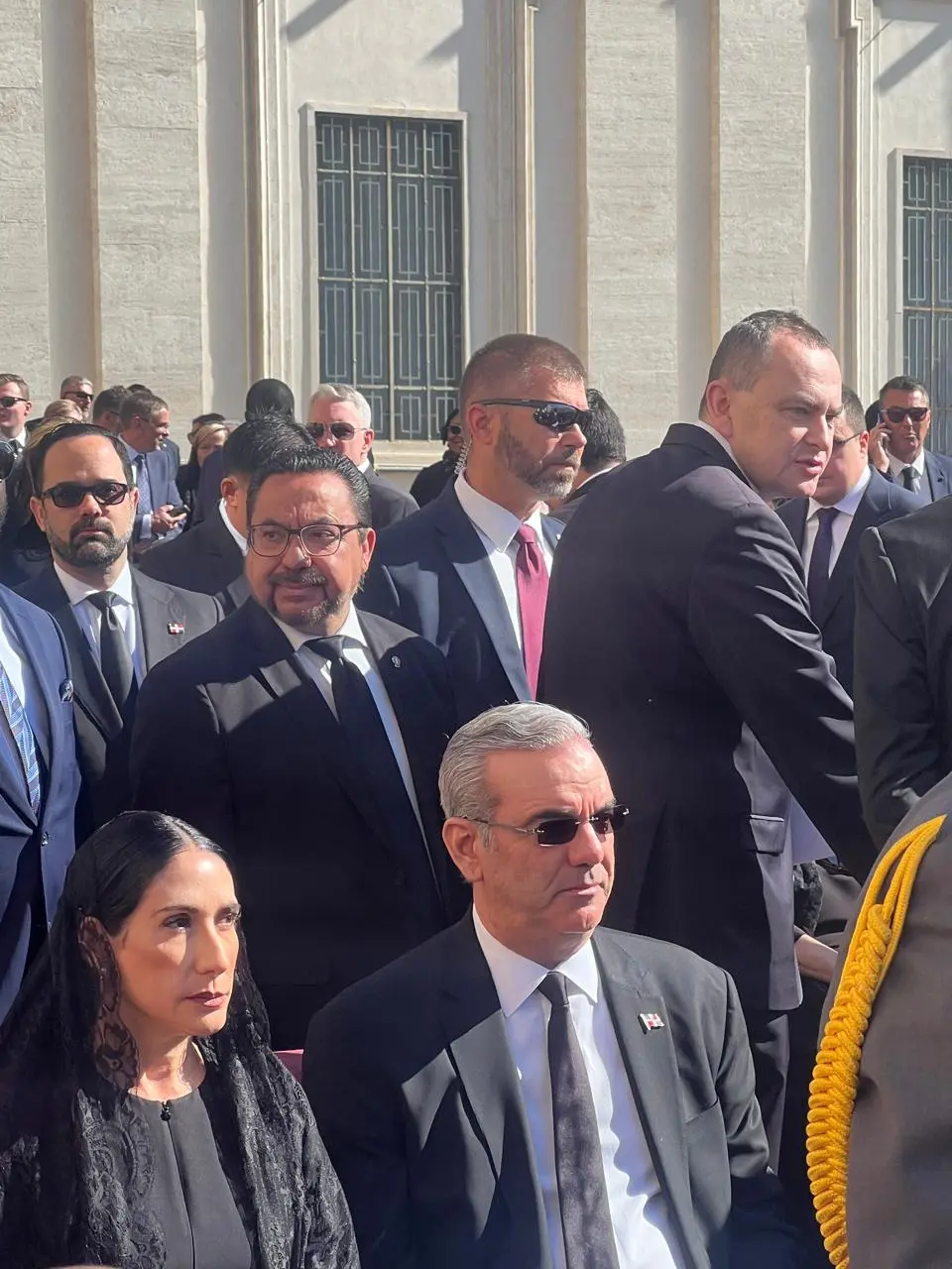 Presidente Abinader y primera dama asisten a funeral Papa Francisco