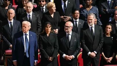 Trump rompe el protocolo en el funeral del Papa Francisco con traje azul