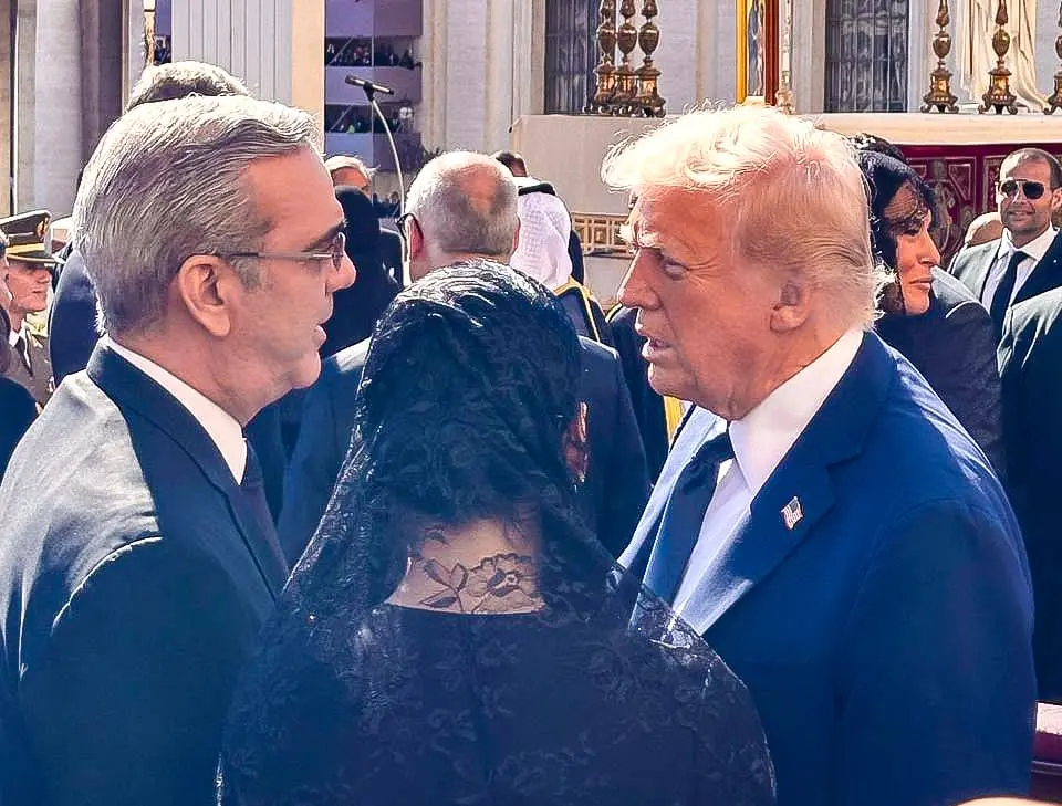 Presidente Abinader y Donald Trump conversan brevemente durante ceremonial al Papa Francisco