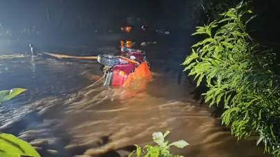 Defensa Civil recupera vehículo arrastrado por el río Guanuma en Mamá Tingó, Yamasá