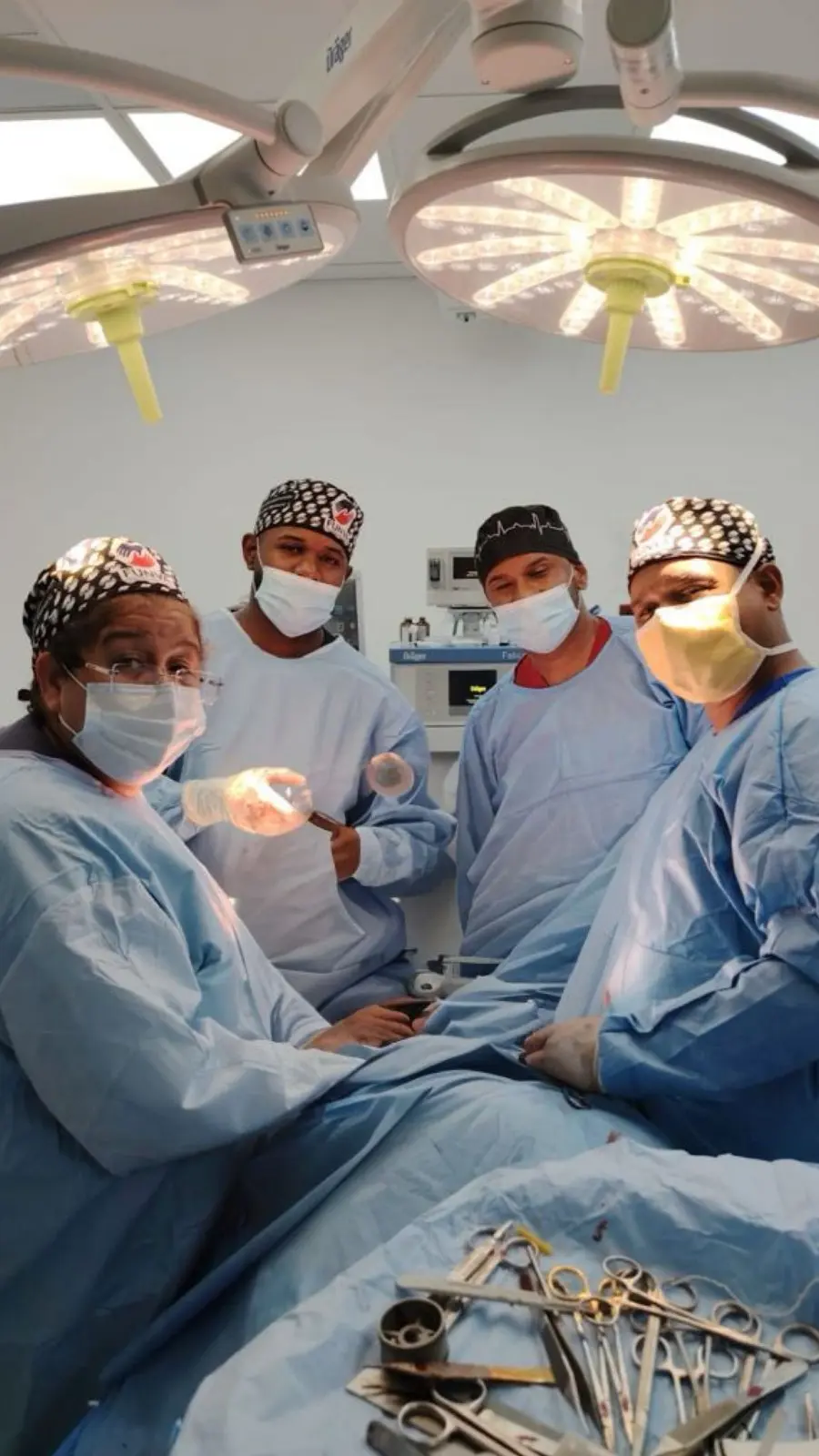 Retiran más de 30 libras de cada seno a una mujer durante un operativo quirúrgico en Barahona