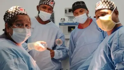 Retiran más de 30 libras de cada seno a una mujer durante un operativo quirúrgico en Barahona